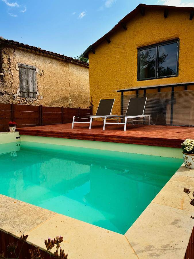 Location de vacances pour 4 personnes, avec Terrasse et Jardin ainsi que Piscine et Vue à Ongles