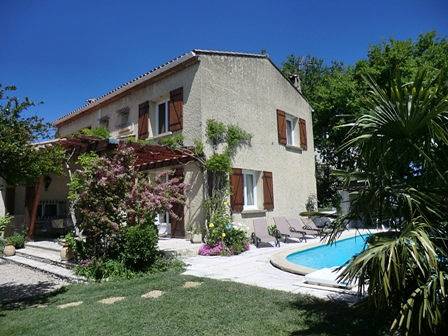 Gîte pour 9 personnes, avec jardin ainsi que piscine et terrasse