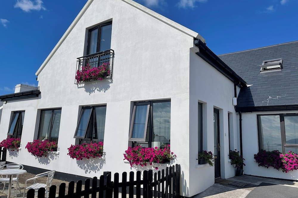 Spacious 5-bedroom house with sea views for up to 12 guests in beautiful Achill in Acaill