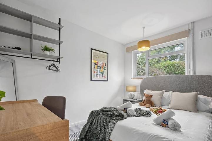 2x Bedroom Bungalow (Sleeps 6x) w. Parking in West Horsley, Guildford