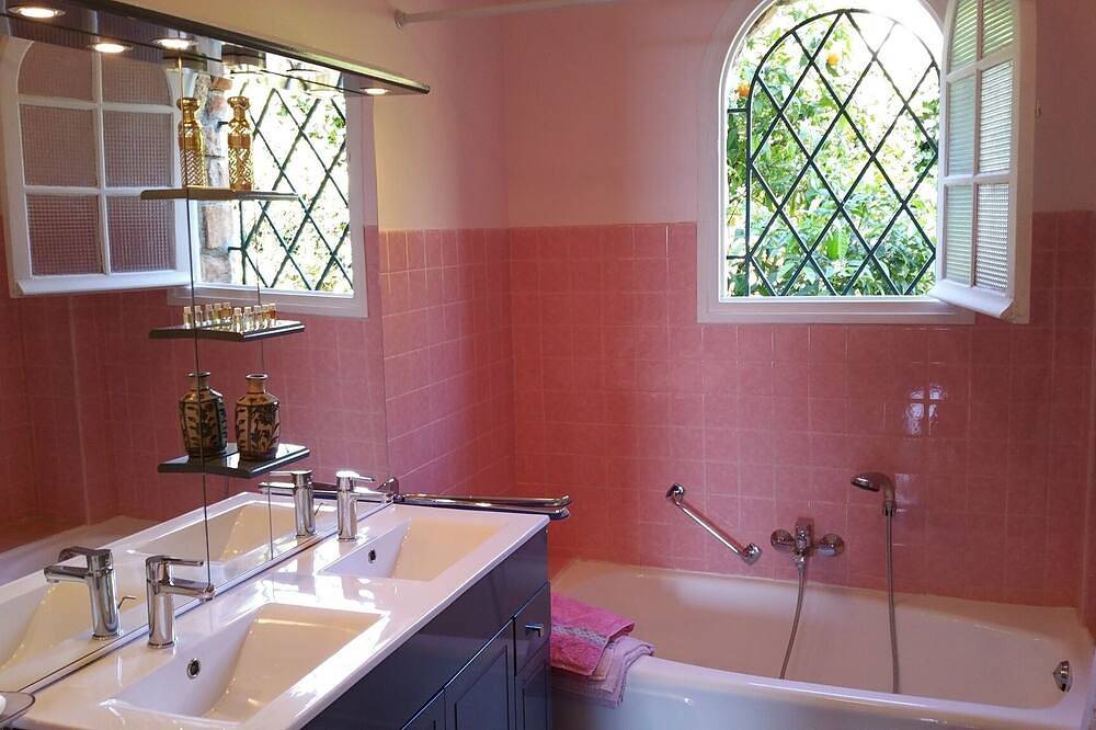 Sea view house with pool and shady garden in Vallauris, Cannes region