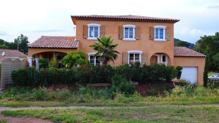 Villa pour 5 personnes, avec terrasse ainsi que jardin et piscine