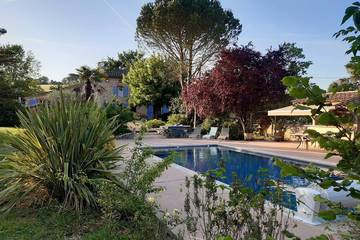Gîte pour 16 personnes, avec terrasse ainsi que jacuzzi et jardin, animaux acceptés à Fiac (Tarn)