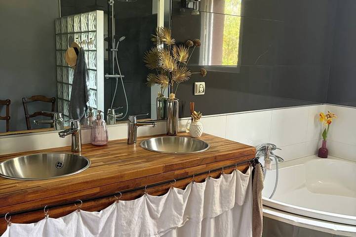 A cozy villa and spa between the ocean and the Basque Country... Le Clos des Chats Heureux in Saint-Martin-de-Seignanx, Côte d’Argent