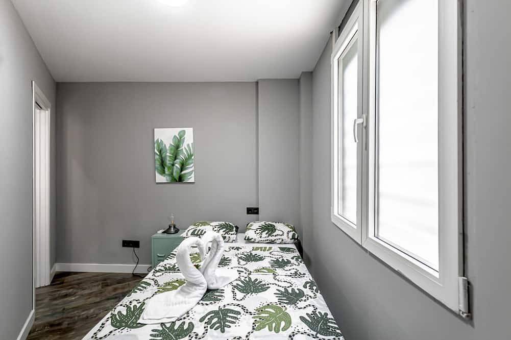 Hell in der Nähe von 4 Caminos - Reina Victoria Apartment in Tetuán, Madrid