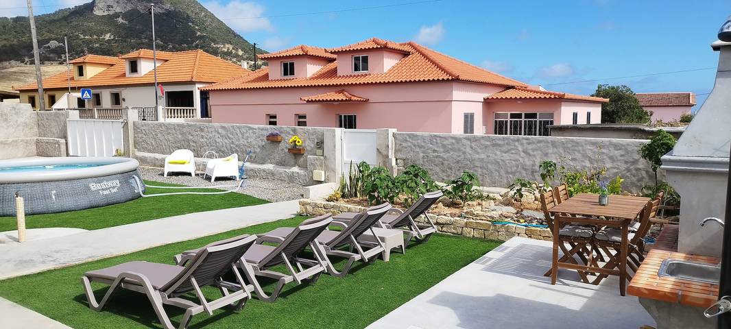 Ferienhaus 'Moradia Girassol Porto Santo' mit Bergblick, privatem Pool und WLAN in Porto Santo, Madeira