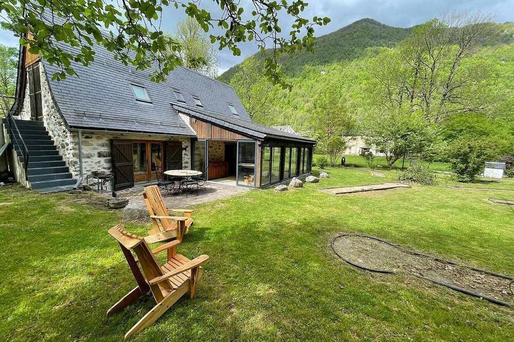 Agouadis barn. Private mini golf course. Rated 3 épis, all-inclusive in Aulus-les-Bains, Parc naturel régional des Pyrénées ariégeoises