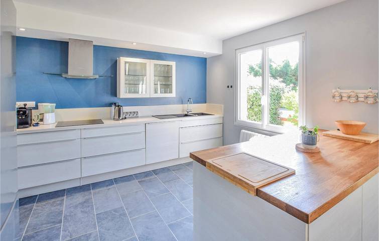 Cozy Beachside Apartment with Garden & Parking in Saint-Germain-sur-Ay, Coutances