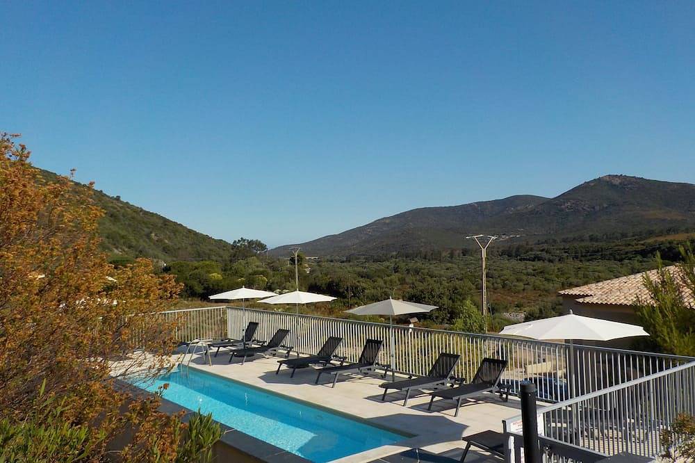 Entire apartment, 3 bedroom apartment heated pool air conditioned wifi 1 min river 7 min beach in Galéria, Parc naturel régional de Corse