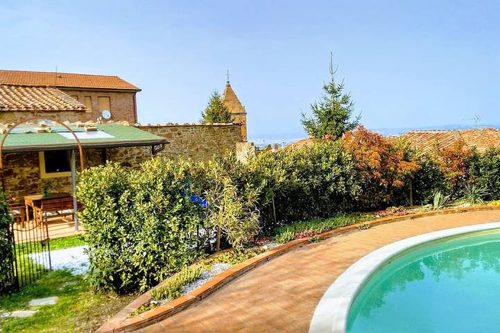 Agriturismo per 6 persone, con piscina e giardino nonché balcone, con animali domestici in Chianni