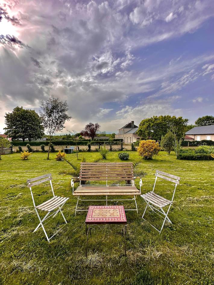Chambre d’hôtes 'Suite Hortensia Hammam Et Piscine' con terraza y Wi-Fi in Breuil-Barret, Terval