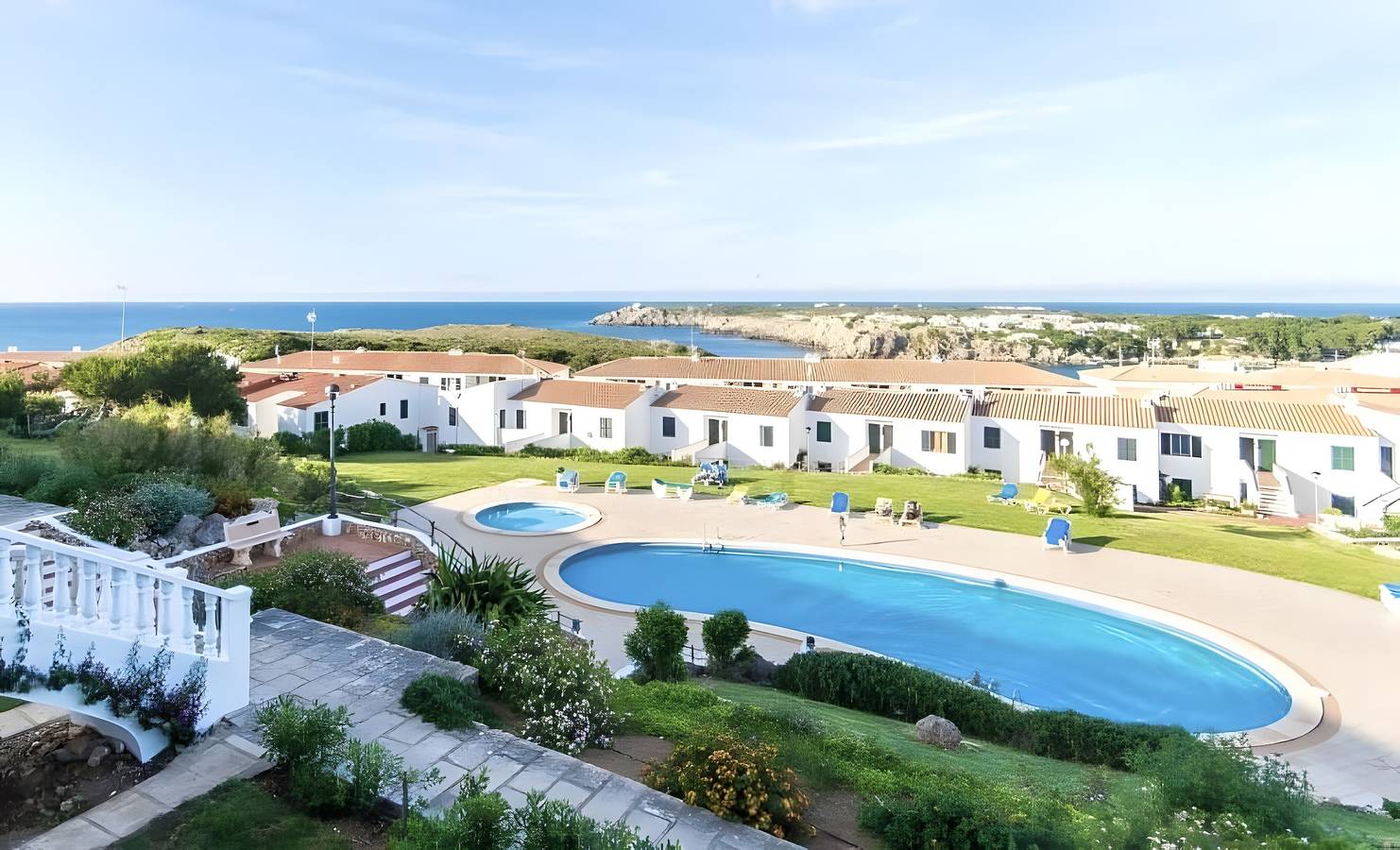 Apartamento entero, Apartamento 'Costa Arenal 5' con piscina compartida, terraza privada y Wi-Fi in Arenal d'en Castell, Es Mercadal