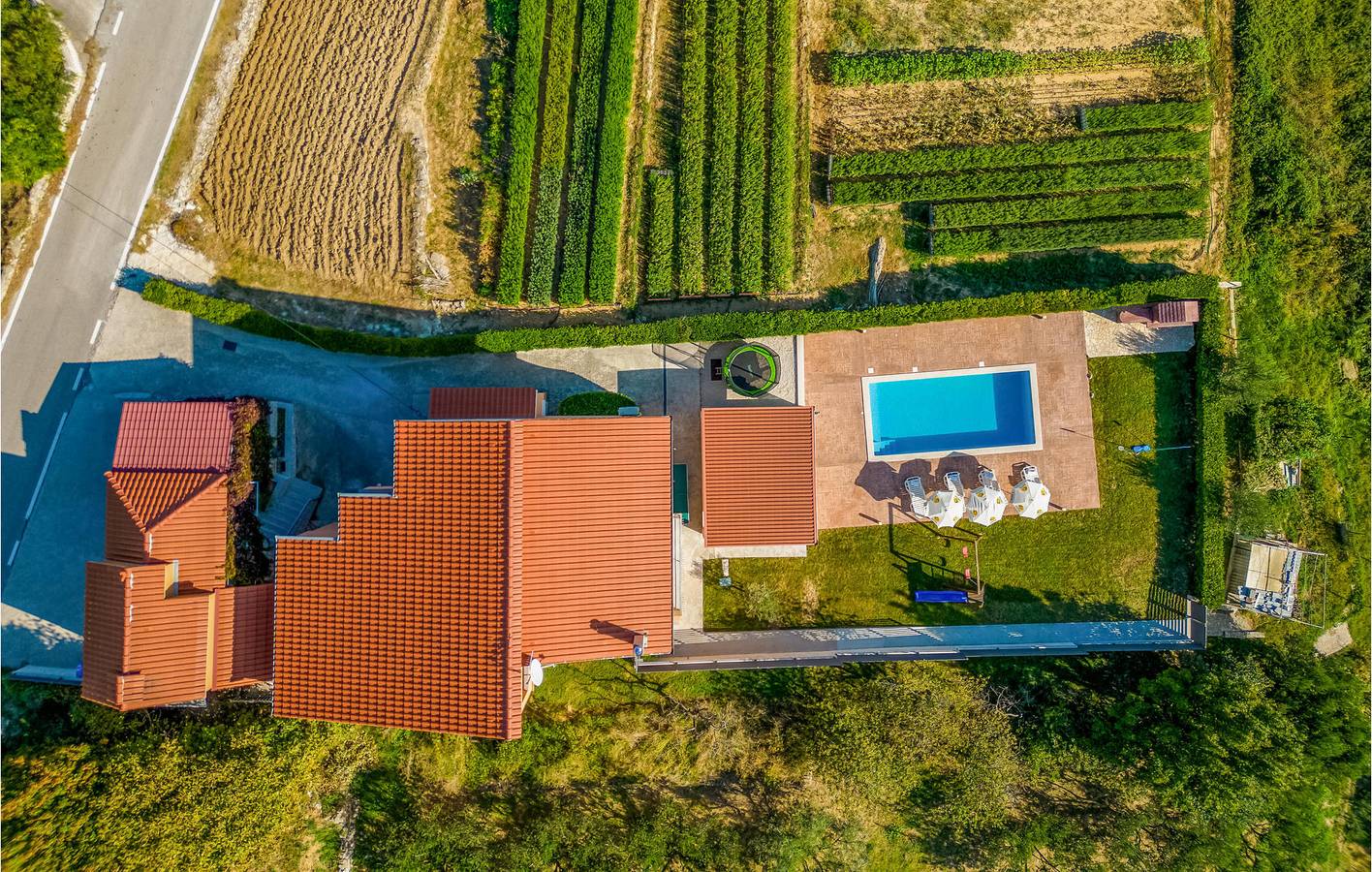 Entire holiday apartment, Holiday apartment for 5 people with terrace in Dalmatian Zagora