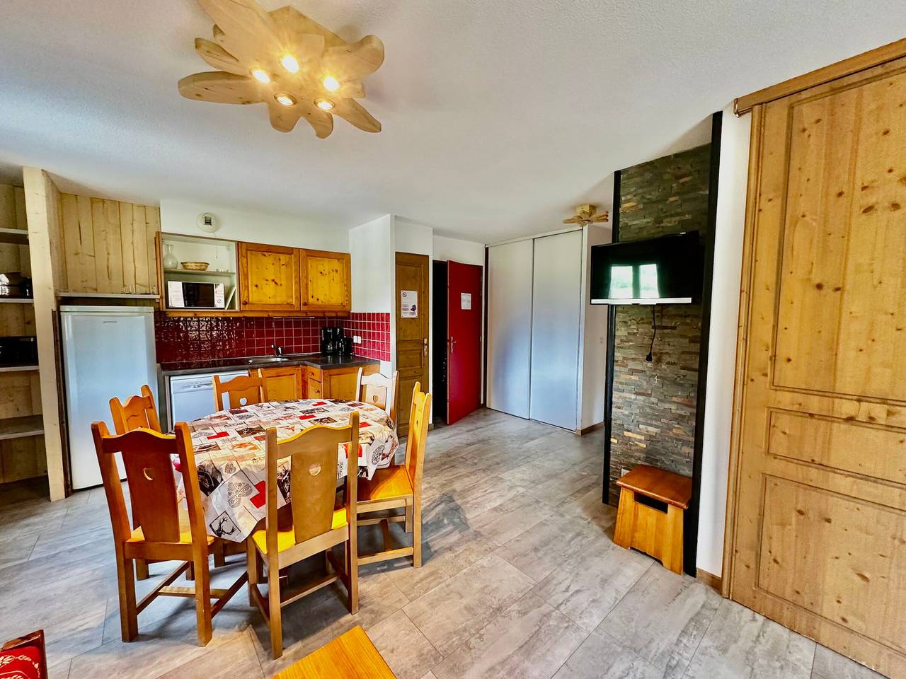 Appartement entier, Appartement spacieux 6 personnes, Wifi, parking, au pied des pistes in Lanslebourg-Mont-Cenis, Région de Saint-Jean-de-Maurienne