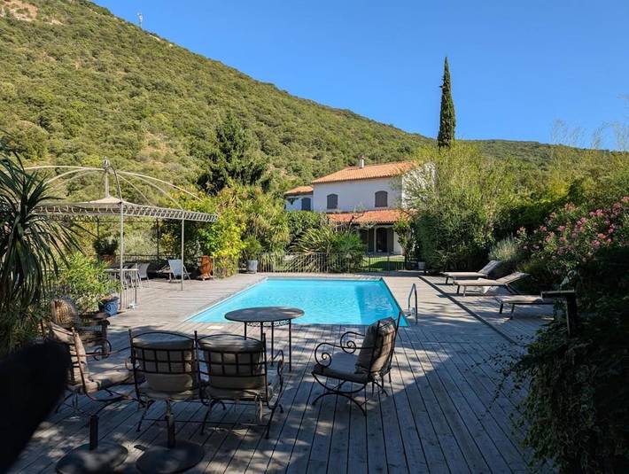 Location de vacances pour 10 personnes, avec terrasse et piscine ainsi que vue et jardin, animaux acceptés à Saint-Brès