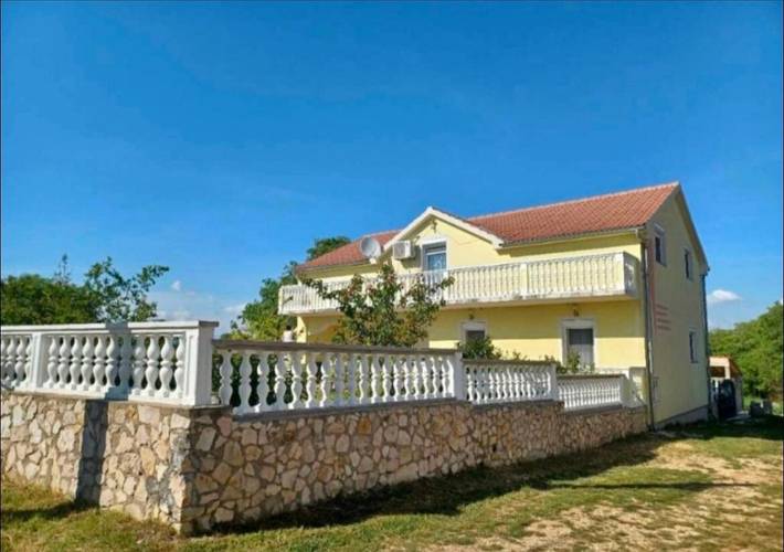 BnB für 7 Personen, mit Pool und Ausblick sowie Garten, mit Haustier in Zadar