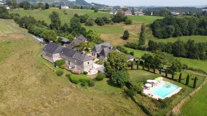 Gîte pour 5 personnes, avec jardin et vue ainsi que piscine et terrasse à Perpezac-le-Blanc