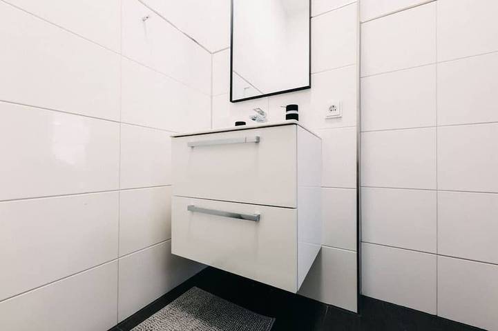 Ganze Wohnung, Urban Elegance | Balcony | Bright Design Oasis in Düsseldorf-Friedrichstadt, Düsseldorf