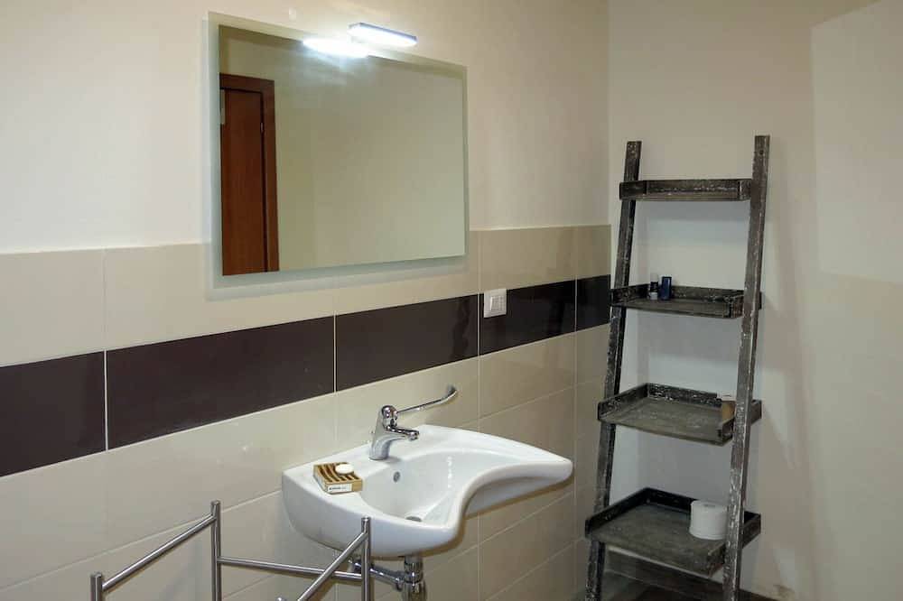 Appartamento in villa con piscina, vasca idromassaggio, A/C, Wifi, Tv, patio, vista panoramica in Roseto degli Abruzzi, Provincia di Teramo