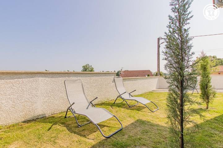 Gîte pour 6 personnes, avec terrasse ainsi que piscine et jardin à Crêches-sur-Saône - 2