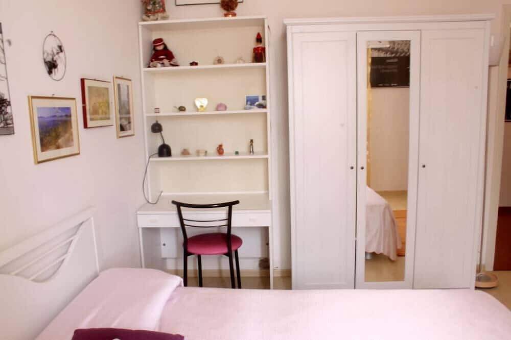 Entire apartment, Apartment/ flat - 3 rooms - 2/4 persons in Siena, Siena Province