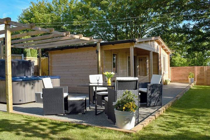 Cottage for 2 people, with garden and hot tub, with pets in Kent