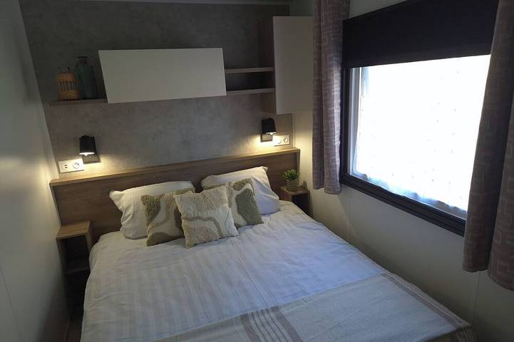 Detached luxury 6-person chalet with sheltered and spacious lakefront terrace in Nunspeet, Veluwe