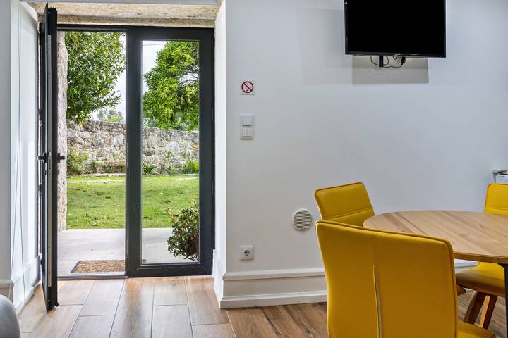 Entire studio, Casa do Mestre: Studio with Detached Suite, Mountain View, Garden & Wi-Fi in Vila de Punhe, Viana do Castelo District