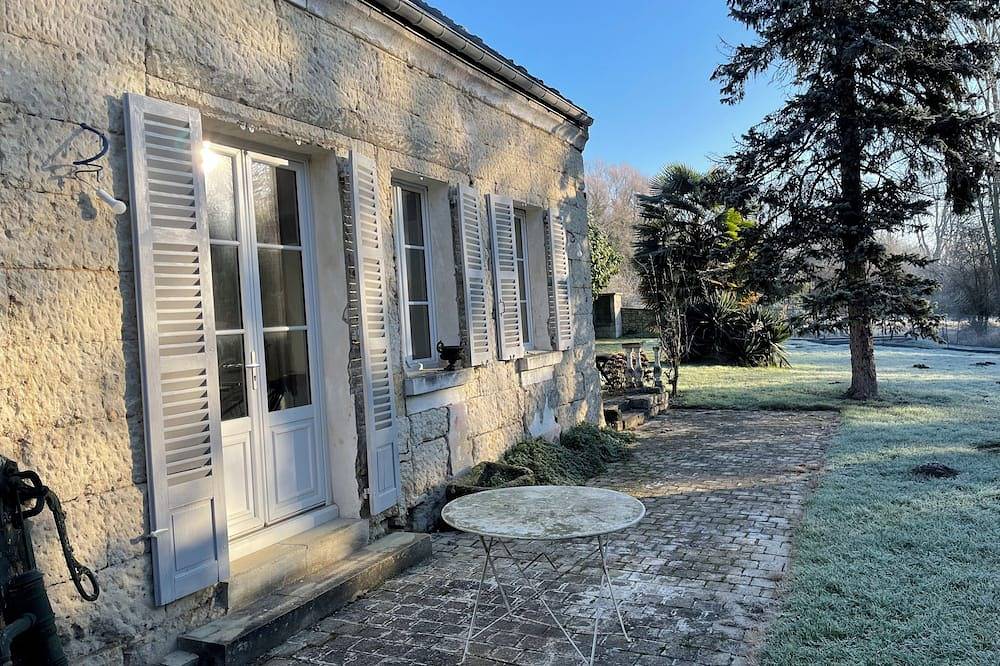 Belle maison de campagne au bord de l'Aisne dans un grand jardin au calme in Fontenoy, Aisne