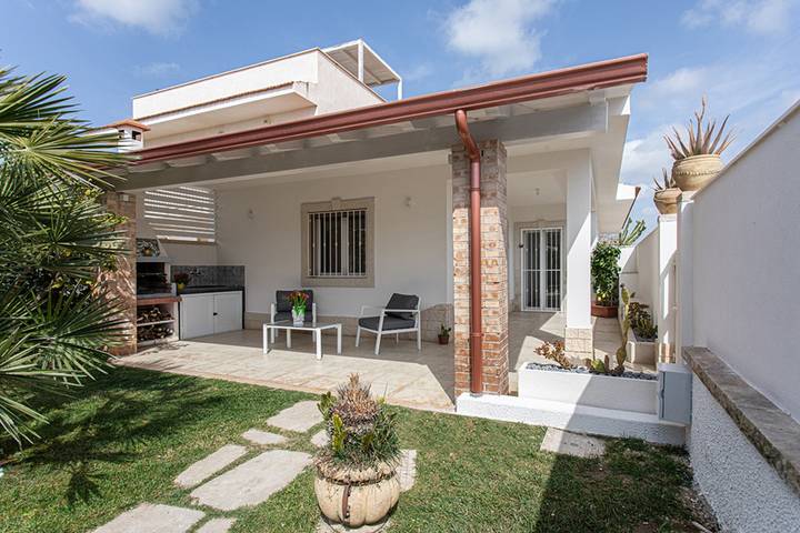 Villa "Asia Frontemare" vicino alla spiaggia con giardino e Wi-Fi in Santa Maria del Focallo, Ispica