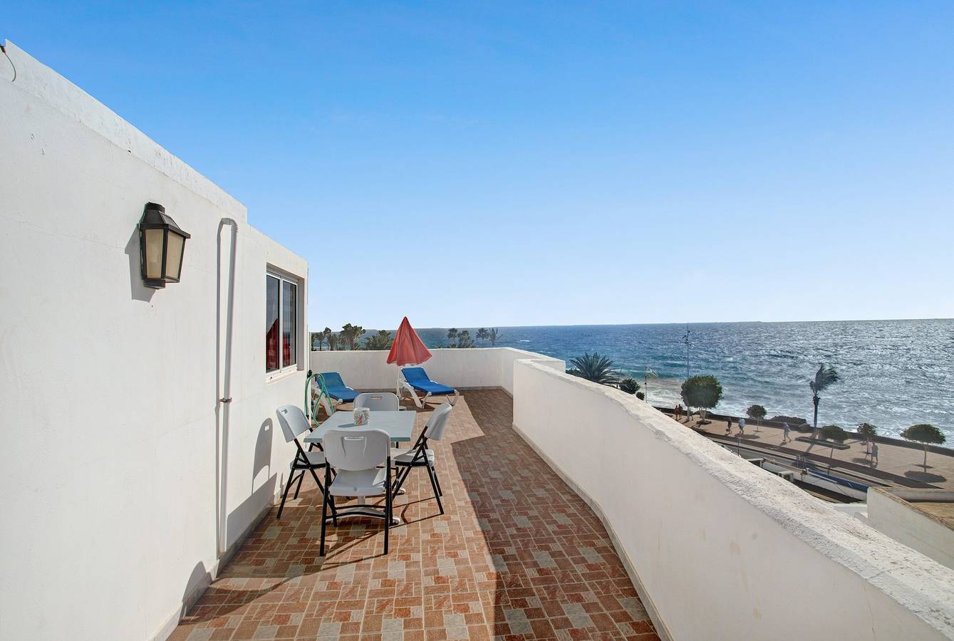 Apartamento entero, Apartamento vacacional 'El Quintero' con vistas al mar y a la montaña, balcón y Wi-Fi in Puerto del Carmen, Tías