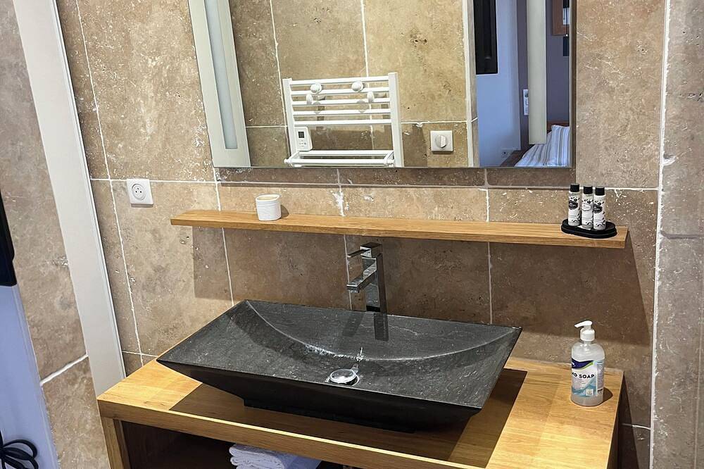 Guest room with jacuzzi and sauna in Vic-la-Gardiole, Côte d'Améthyste