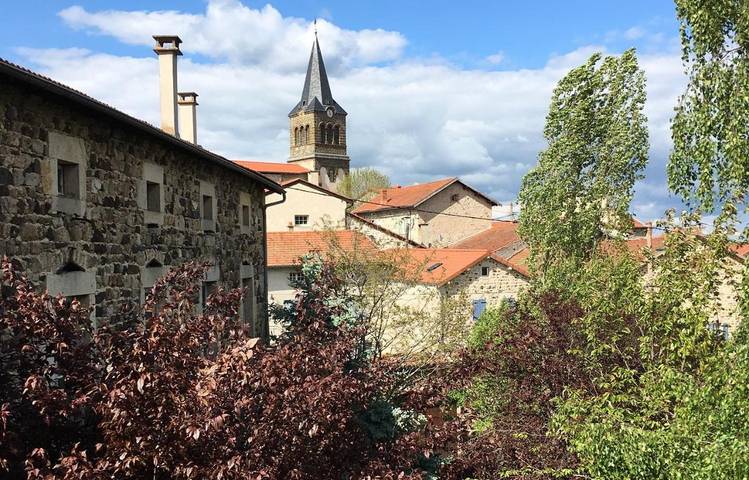 Cottage pour 3 personnes, avec terrasse ainsi que vue et jardin dans Vernassal