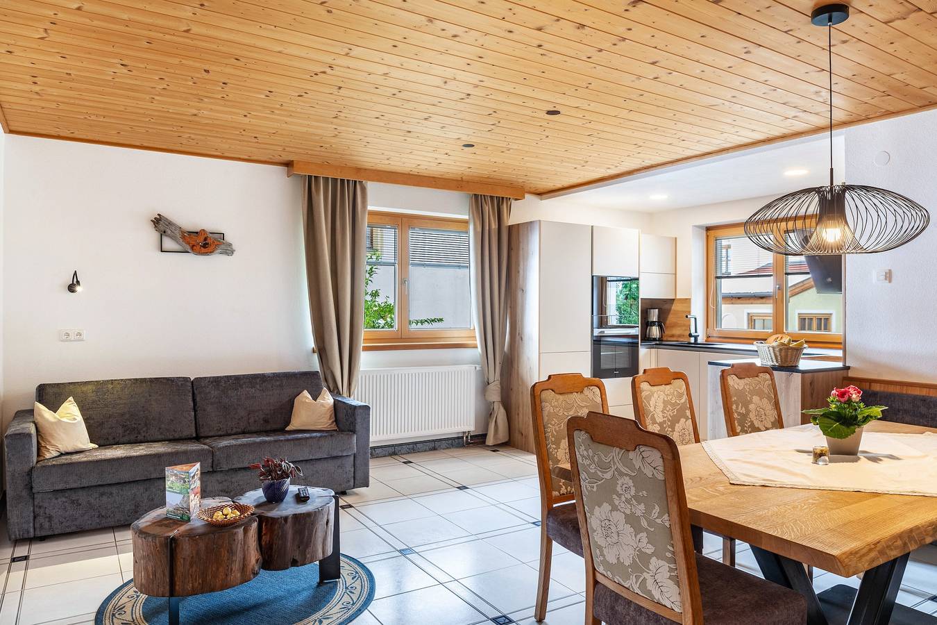 Ganze Wohnung, Ferienwohnung 'Hotel Sonnblick - Wohnung Klaus' mit Bergblick, Gemeinschaftsterrasse und Wi-Fi in Gailtaler Alpen, Kartitsch