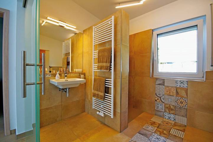 Ganze Wohnung, Ferienhaus Köppel - Ferienhaus Köppel (72qm) mit moderner Einrichtung, Garten und Terrasse in Bad Staffelstein, Oberes Maintal - Coburger Land