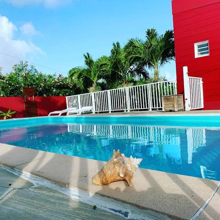 Location de vacances pour 2 personnes, avec vue ainsi que piscine et jardin dans Plage du Grand Macabou - 2