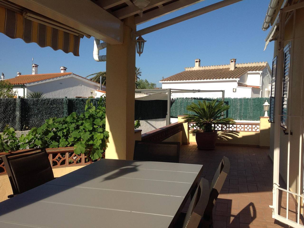 Charmantes Fewo: Pool, Grill, Klima, Wifi, Garage, für 6 Personen in Sant Pere Pescador, Oberampurien