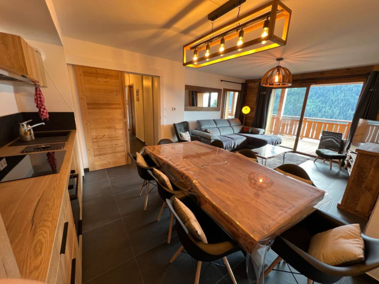 Apartamento entero, Apartamento 'Petite Grange 202' con vistas a la montaña, terraza privada y Wi-Fi in Châtel, Les Portes du Soleil