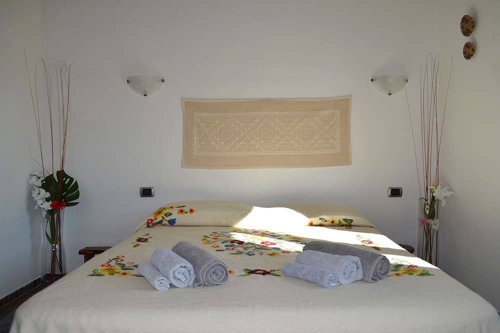 Villa Esclusiva con Piscina Privata e Vista Mare a Castelsardo in Lu Bagnu, Castelsardo