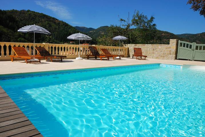 Gîte pour 14 personnes, avec jardin ainsi que jacuzzi et piscine, adapté aux familles à Vals-les-Bains - 3