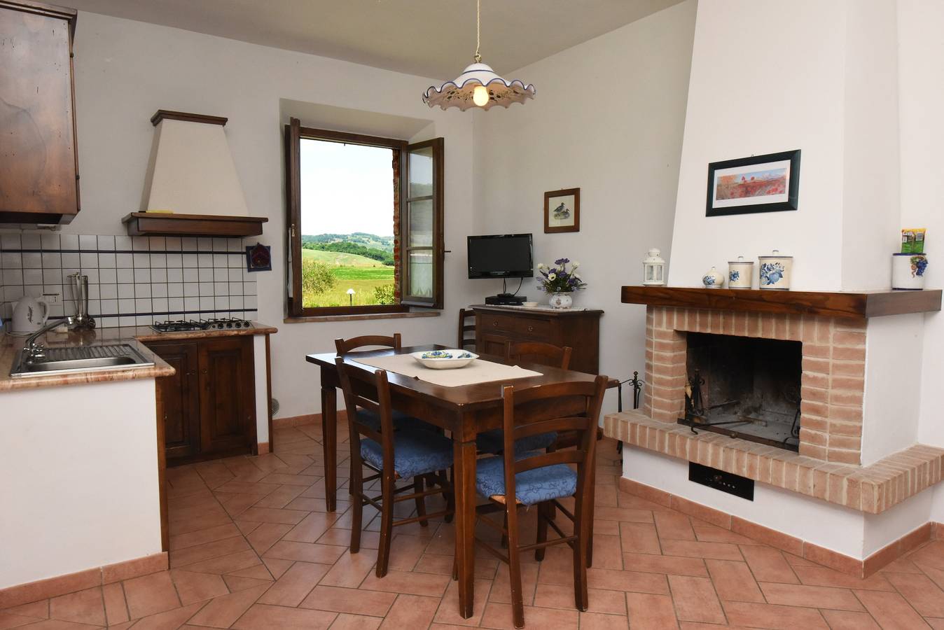 Entire apartment, Apartment 'Rosso - La Valle Del Sole' with Mountain View and Wi-Fi in Castiglione d'Orcia region, Val d'Orcia