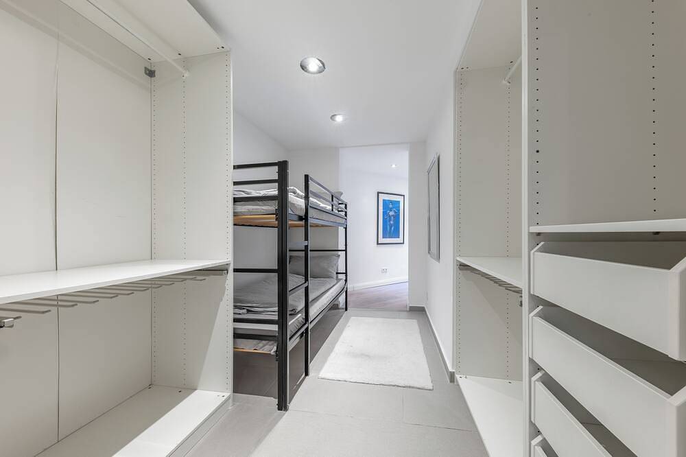 Luxury bungalow with heated private pool, sauna & discreet and central location. in Derendorf, Düsseldorf