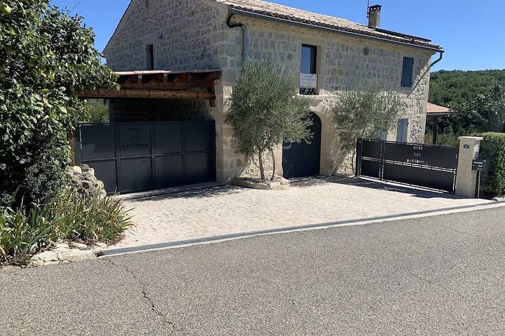 Location de vacances pour 10 personnes, avec jacuzzi ainsi que terrasse et jardin, animaux acceptés à Saint-Remèze