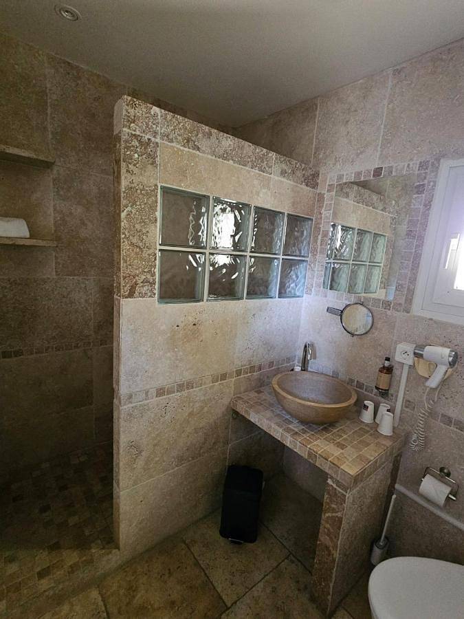 Hôtel pour 2 personnes, avec jardin ainsi que piscine et vue à La Tour-d'Aigues - 4