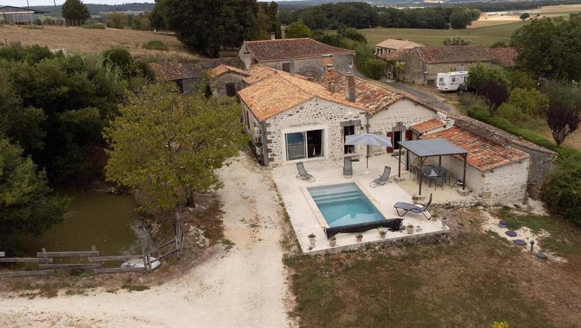 Location de vacances pour 8 personnes, avec Terrasse et Jardin ainsi que Piscine et Vue à Magnac-Lavalette-Villars