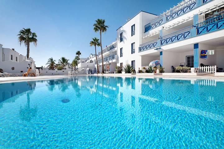 Apartamento entero, Apartamento vacacional "Casa Gloria" con piscina compartida, terraza privada y Wi-Fi in Puerto del Carmen, Tías