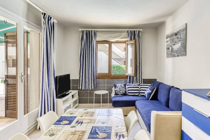 Apartamento entero, Apartamento 'Fondo' con vistas a la montaña, piscina compartida y aire acondicionado in Platja de Montgó (Torroella de Montgrí), La Escala