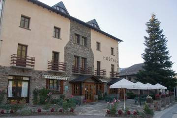 Hôtel pour 2 personnes, avec terrasse et jardin ainsi que vue et piscine dans Ribera de Cardós