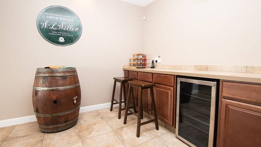 Vacation rental for 10 people, with balcony and hot tub in Cayuga Lake