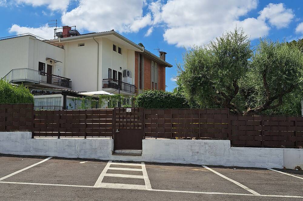 Ganze Wohnung, La Casa di Ale- Entire accommodation - Castelli Romani - 20 Km from Rome Center in Marino, Parco Regionale dei Castelli Romani